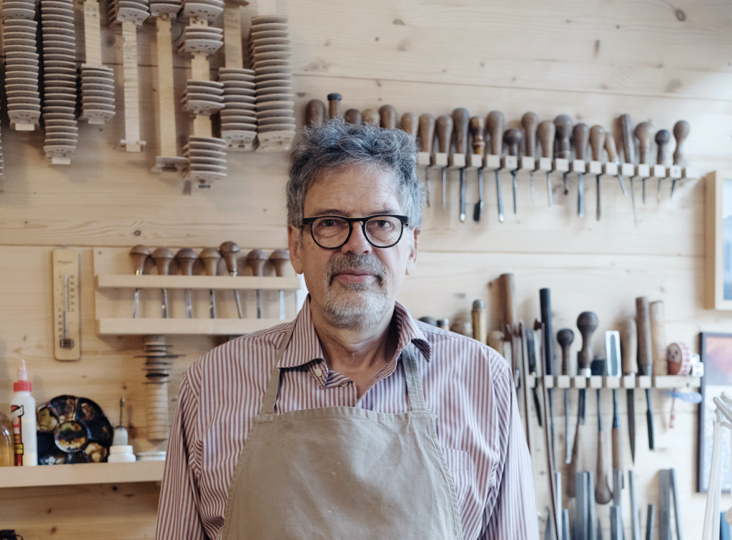 Geigenbauer Peter Erben in seiner Werkstatt in München.