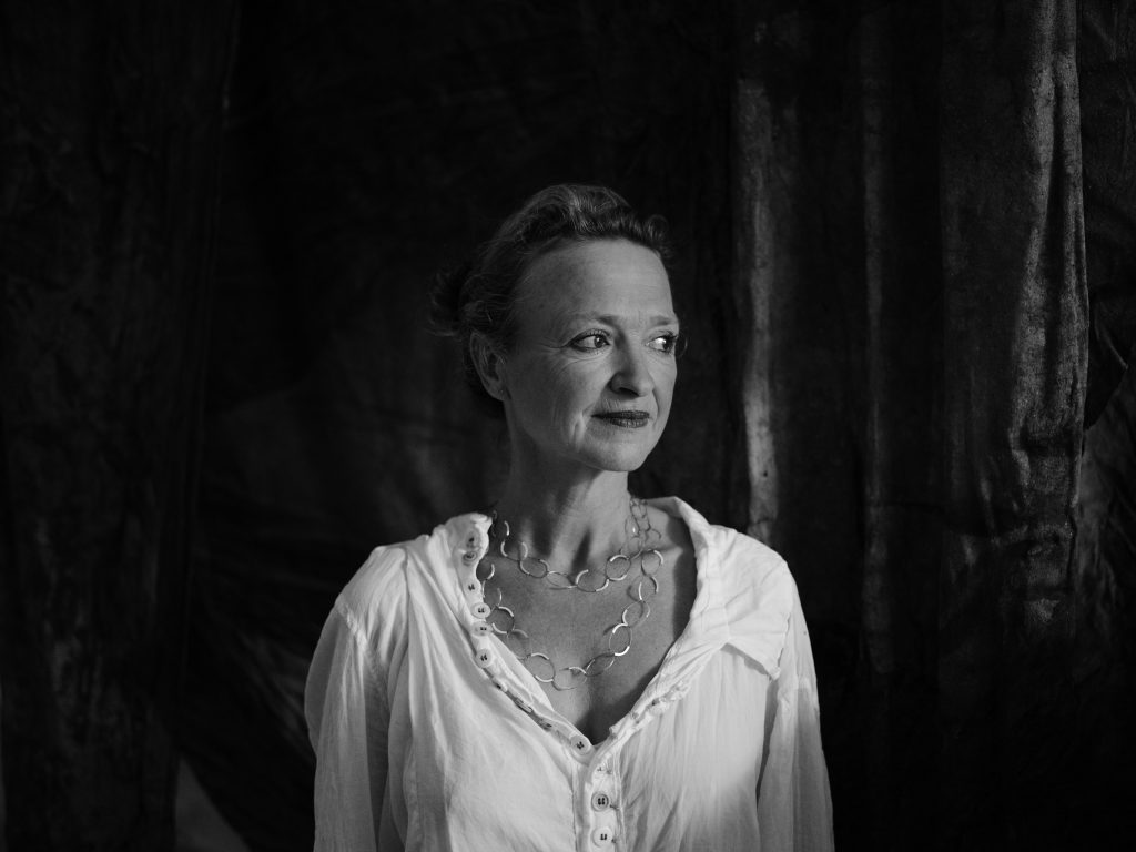 Künstlerin Silvia Hatzl in ihrem niederbayerischen Atelier.