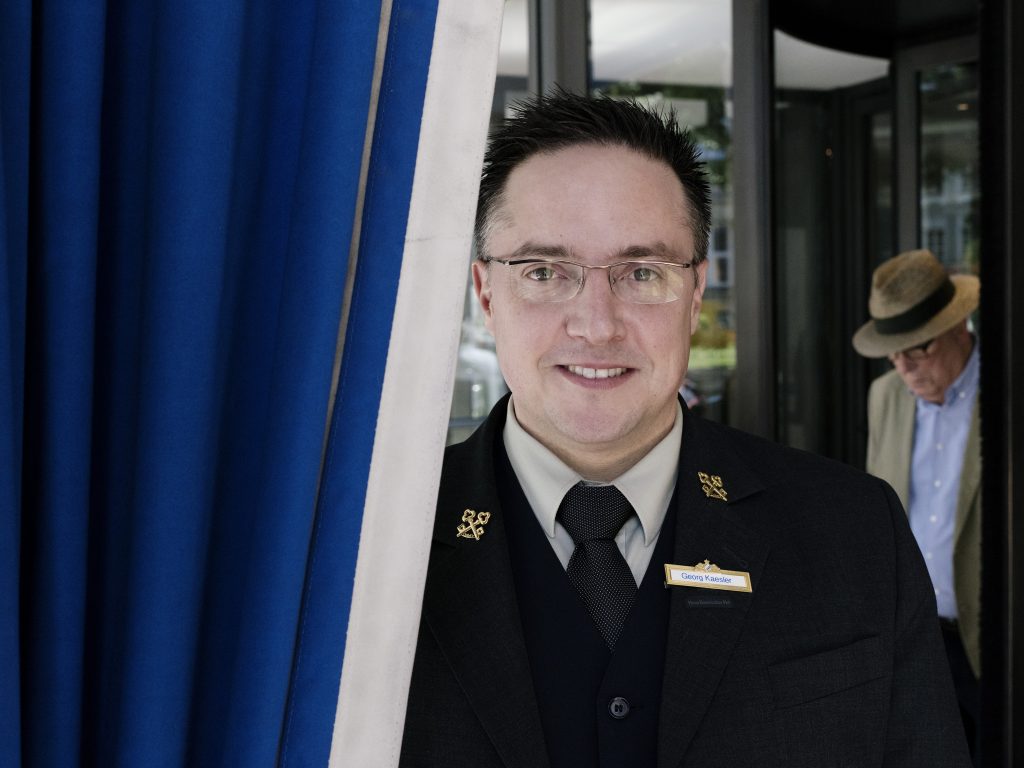 Der Concierge Georg Kaesler vor dem Bayerischen Hof.