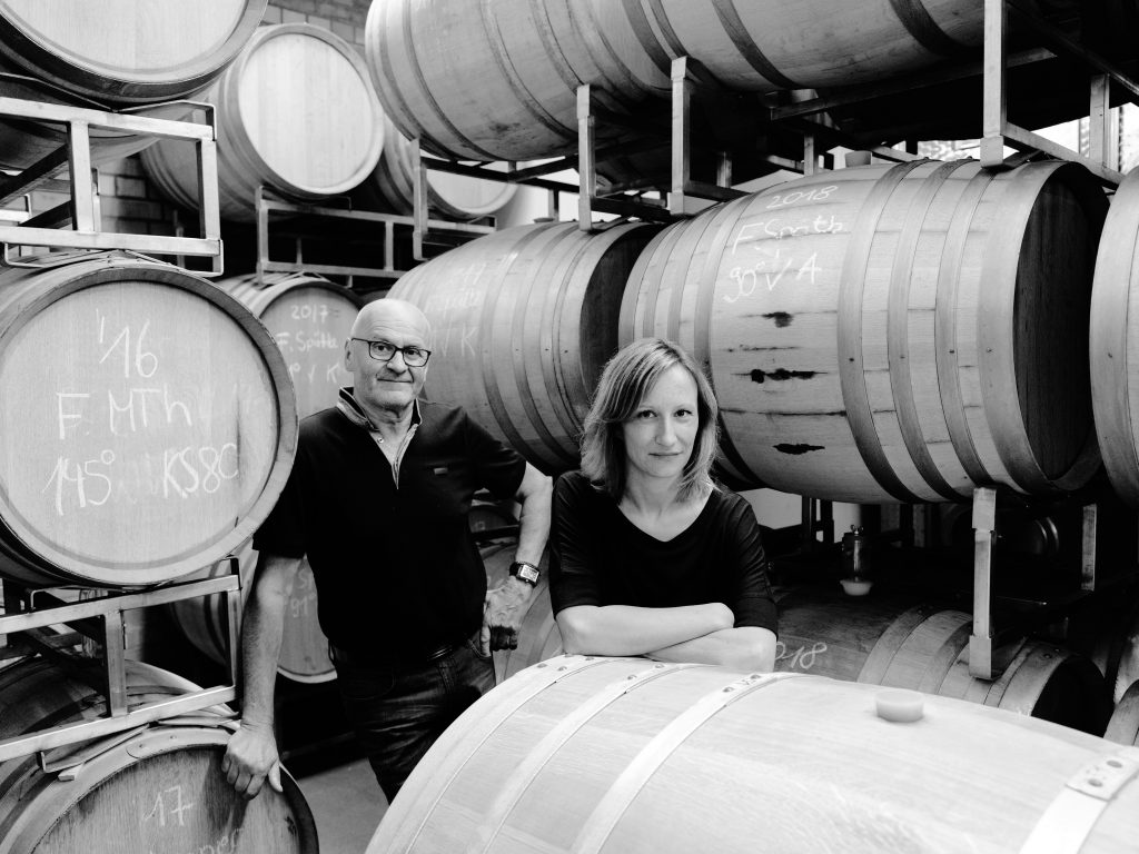 Die Winzer Horst und Sandra Sauer in ihrem Weinkeller in Escherndorf am Main.