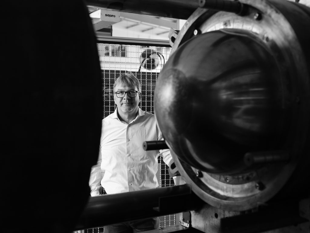 Der Globenhersteller Torsten Oestergaard, fotografiert von Gerald von Foris