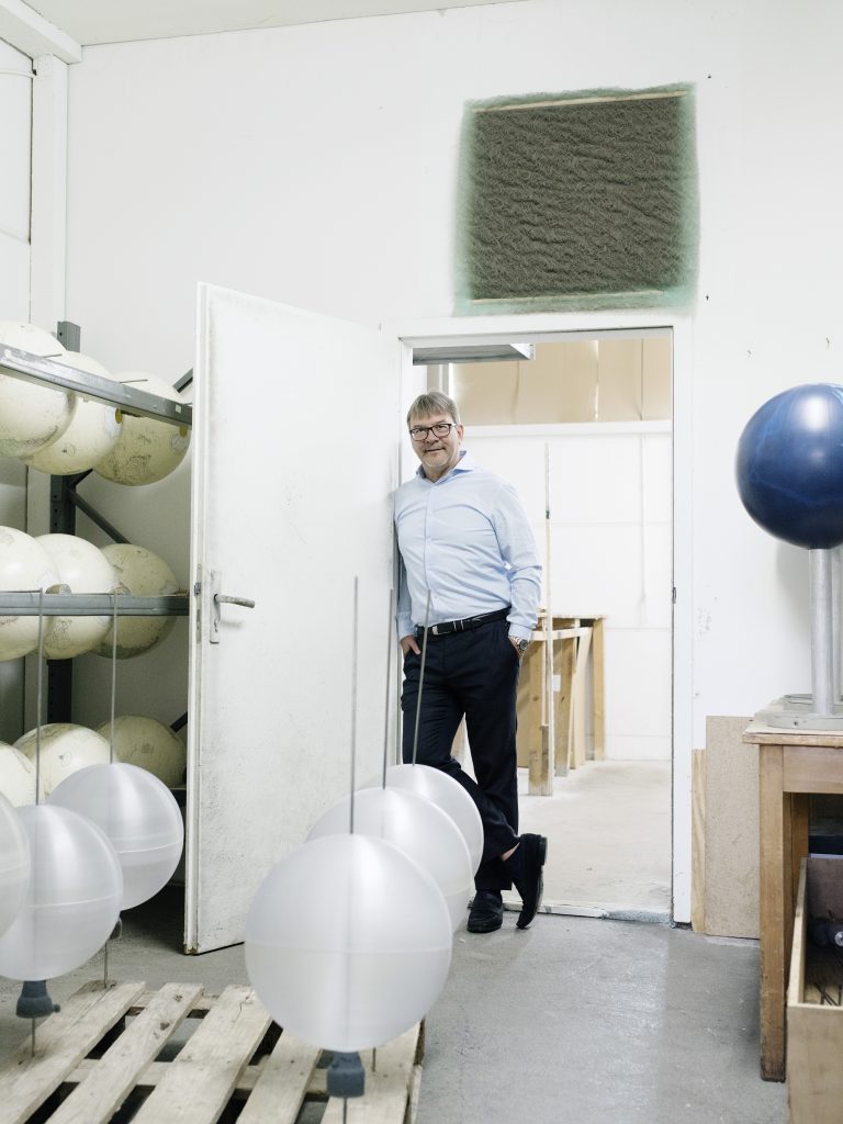 Der Globenhersteller Torsten Oestergaard, fotografiert von Gerald von Foris