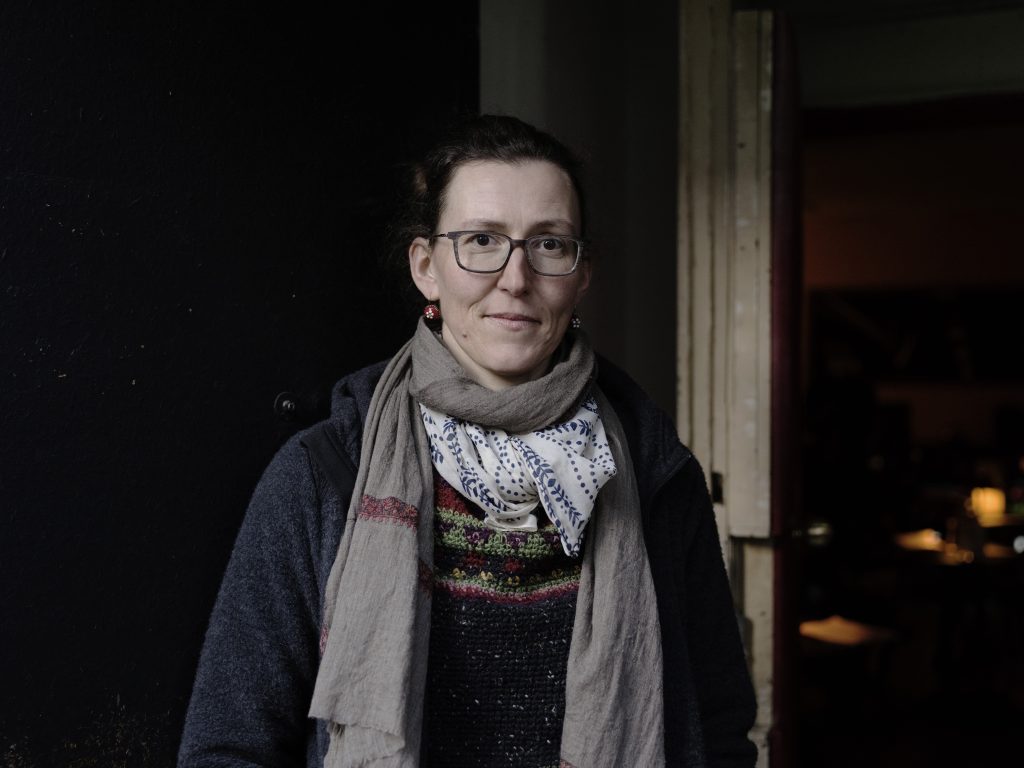 Die Kabarettistin Martina Schwarzmann, fotografiert von Gerald von Foris
